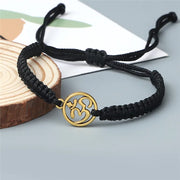 મહિલાઓ માટે હાથથી બનાવેલ બ્રેસલેટ OM સિમ્બોલ ચાર્મ રેડ બ્લેક બ્રેઇડેડ રોપ સ્ટ્રિંગ એડજસ્ટેબલ બ્રેસલેટ પુરુષોની મિત્રતા માટે લકી જ્વેલરી ગિફ્ટ