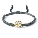 મહિલાઓ માટે હાથથી બનાવેલ બ્રેસલેટ OM સિમ્બોલ ચાર્મ રેડ બ્લેક બ્રેઇડેડ રોપ સ્ટ્રિંગ એડજસ્ટેબલ બ્રેસલેટ પુરુષોની મિત્રતા માટે લકી જ્વેલરી ગિફ્ટ