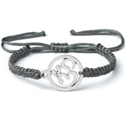 મહિલાઓ માટે હાથથી બનાવેલ બ્રેસલેટ OM સિમ્બોલ ચાર્મ રેડ બ્લેક બ્રેઇડેડ રોપ સ્ટ્રિંગ એડજસ્ટેબલ બ્રેસલેટ પુરુષોની મિત્રતા માટે લકી જ્વેલરી ગિફ્ટ