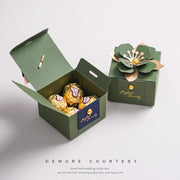 ગ્રીન ક્રિએટિવ ફ્લાવર સ્ક્વેર ઉત્કૃષ્ટ વેડિંગ કેન્ડી બોક્સ નામ સાથે વ્યક્તિગત કરેલ વેડિંગ થેંક યુ ગિફ્ટ્સ ફોર ગેસ્ટ બોક્સ ૫૦/૧૦૦