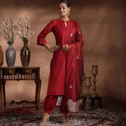 ભારતીય મહિલાઓના કપડાં નવા એથનિક સ્ટાઇલ રેડ સ્પ્રિંગ સમર વી-નેક કોટન બ્લેન્ડ થ્રી-ક્વાર્ટર સ્લીવ જેક્વાર્ડ થ્રી-પીસ સેટ