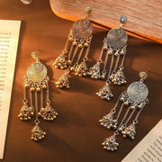 બોહો એથનિક સ્ટાઇલ રેટ્રો મેટલ કોતરેલી ઘંટડીના મણકા ટેસલ લટકતી કાનની બુટ્ટીઓ મહિલાઓ માટે એસેસરીઝ ભારતીય ઝુમકા જ્વેલરી