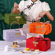 મેટલ હેન્ડહેલ્ડ ગિફ્ટ બોક્સ વેડિંગ બ્રાઇડ્સમેઇડ હેન્ડહેલ્ડ ગિફ્ટ બોક્સ વેલેન્ટાઇન ડે ગિફ્ટ લાઇટ લક્ઝરી ગ્રીન સ્કાર્ફ