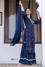 ભારતીય મહિલા શુદ્ધ સુતરાઉ ભરતકામવાળી સિક્વિન રાઉન્ડ નેક ડાર્ક બ્લુ ટુ-પીસ આઉટફિટ